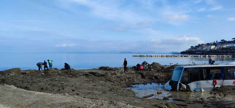 Giornata ecologica, pulizia del porto di Casamicciola Terme